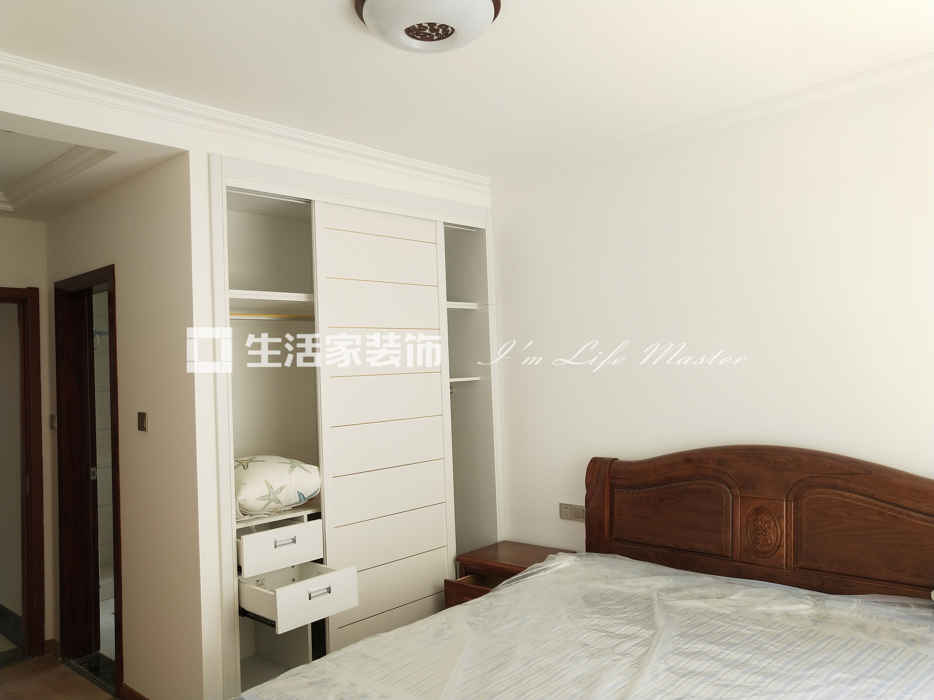 衣柜中式